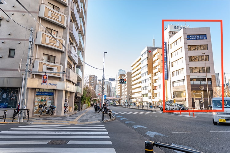 しばらくすると、右手に当院入居のビルが見えてきます。